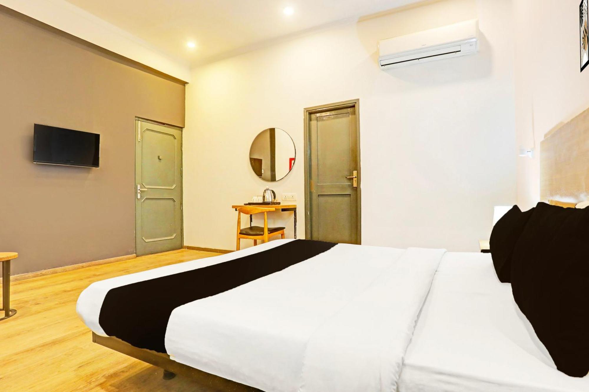 Super Townhouse Vijay Khand Gomti Nagar Lucknow Exterior photo